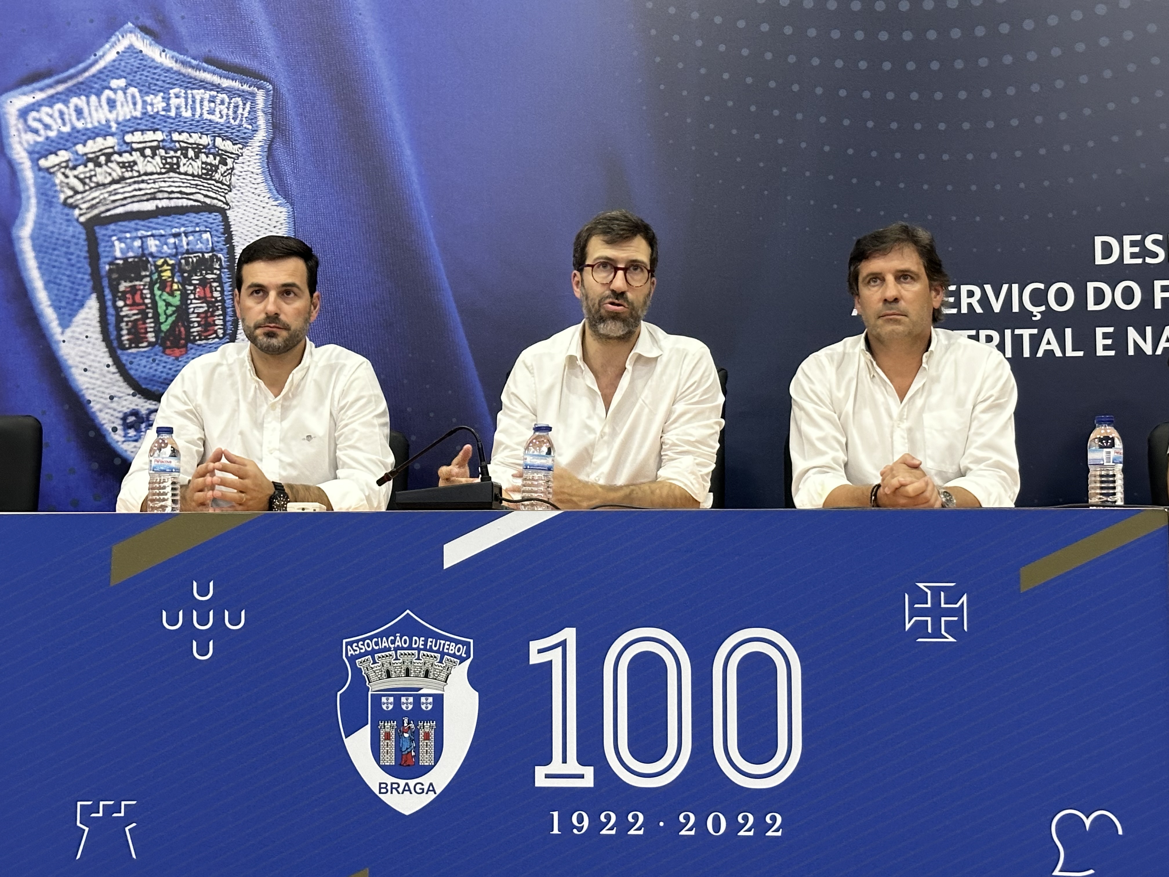 Cento e vinte treinadores em formação 